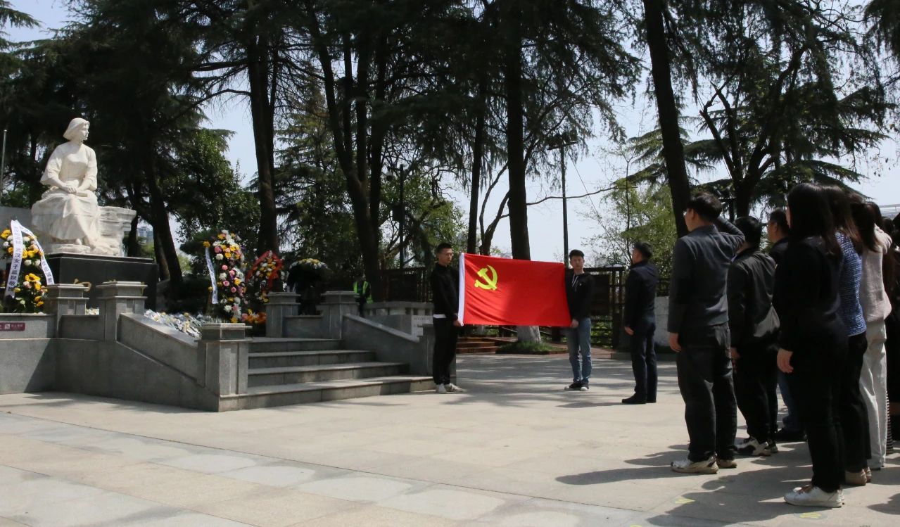 缅怀革命先烈 赓续红色精神丨逐梦国际pg集团党委组织开展清明祭扫主题活动